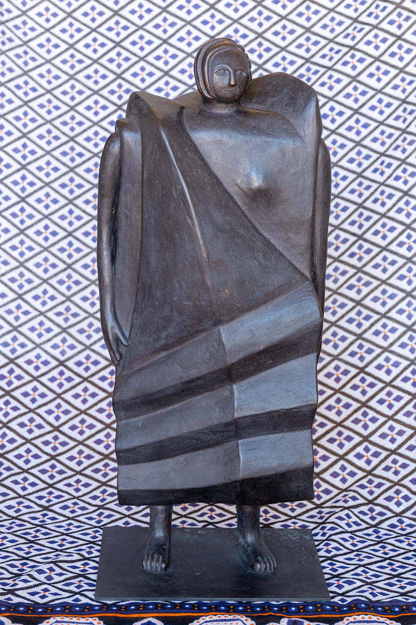 <em>Personaggio con gonna ondulata</em>, 1999, bronzo, 65x30x16cm